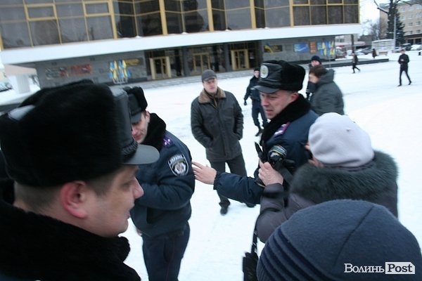 У центрі Луцька люди ледь не побилися з міліцією. ФОТО
