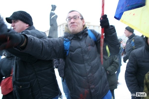 У центрі Луцька люди ледь не побилися з міліцією. ФОТО