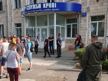 Доводиться чекати годинами: у Луцьку під центром служби крові – черги донорів. ВІДЕО