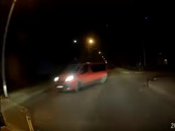 За мить від біди: на Волині «швидка» потрапила в аварійну ситуацію. ВІДЕО