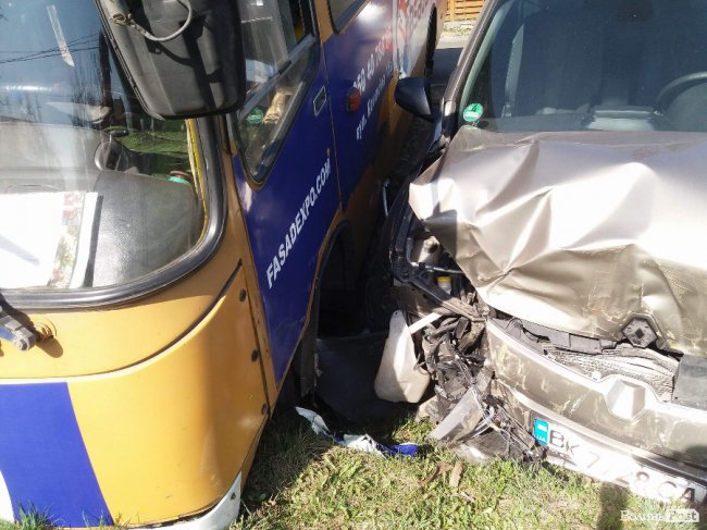 Під Луцьком маршрутка втрапила в аварію, є постраждалі. ФОТО