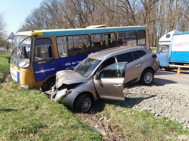 Під Луцьком маршрутка втрапила в аварію, є постраждалі. ФОТО