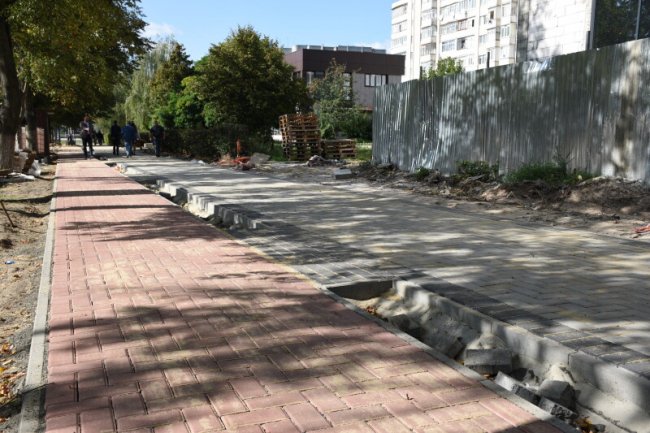 Показали, як у Луцьку ремонтують пішохідну зону на проспекті Молоді та прибудинкові території