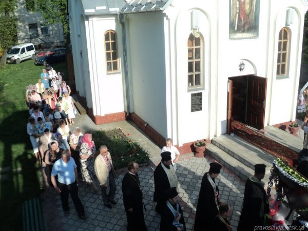 До святині ідуть віруючі і Київського, і Московського патріархатів