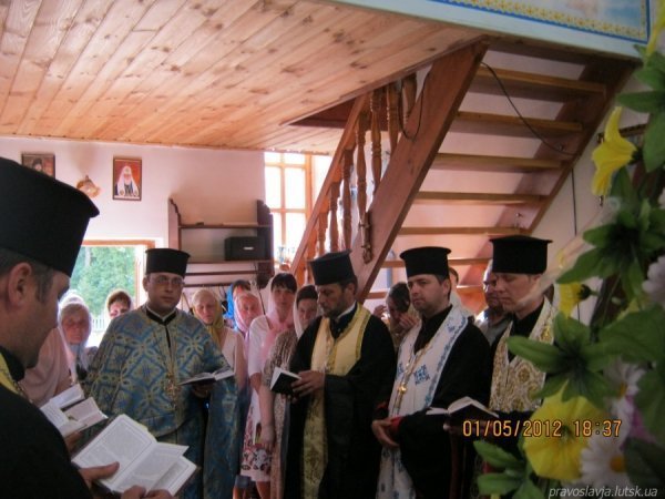 До святині ідуть віруючі і Київського, і Московського патріархатів