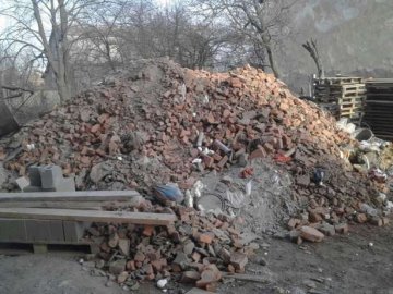 Дорога до луцької гімназії захаращена будівельним сміттям