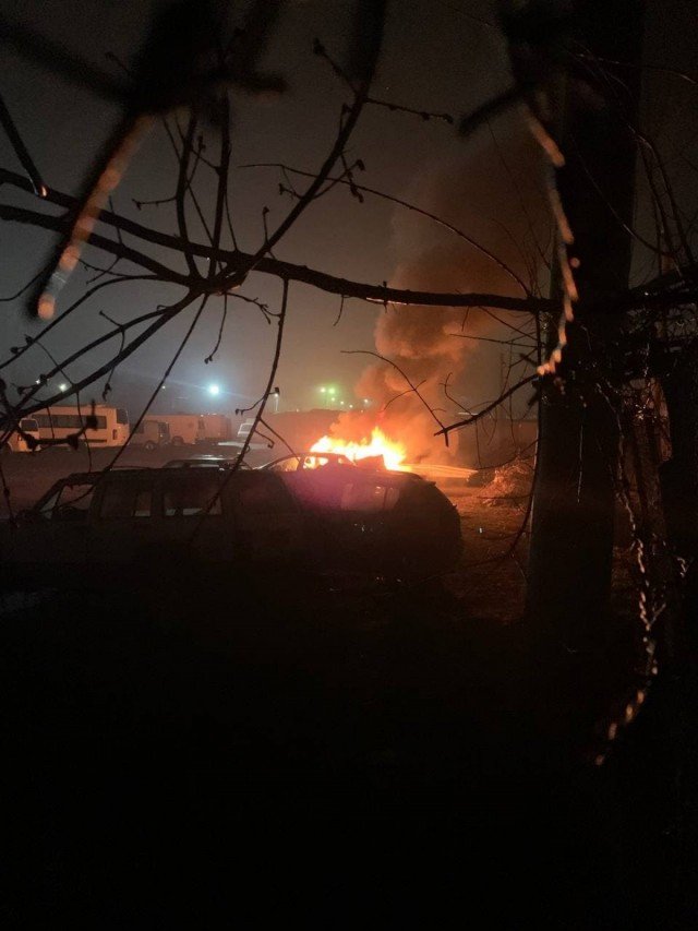 У Луцьку на платній парковці загорівся автомобіль. ВІДЕО