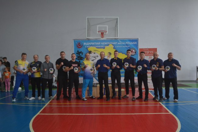 У Луцьку каратисти зібрали на авто для військових 65 тисяч гривень. ФОТО