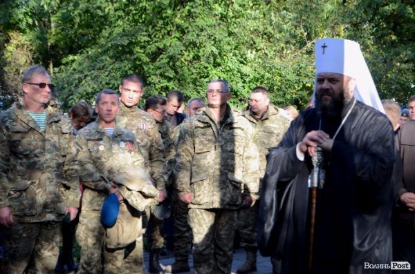 На Покрову у Луцьку освятили камінь на місці пам’ятника Волинським Героям АТО. ФОТО