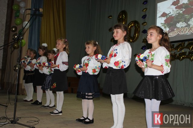 З танцями, хором і священником: школа на Волині весело «відгуляла» 90-річний ювілей. ФОТО