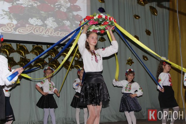 З танцями, хором і священником: школа на Волині весело «відгуляла» 90-річний ювілей. ФОТО