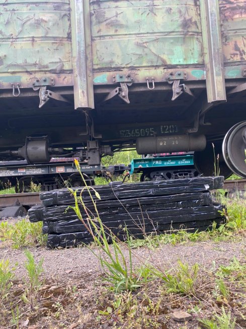 Луцькі прикордонники виявили у вантажному потязі контрабандне куриво 