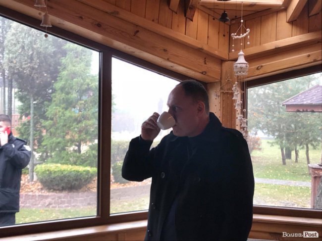 У Луцьку атовці в робочий час застали чиновника в ресторані. ФОТО. ВІДЕО