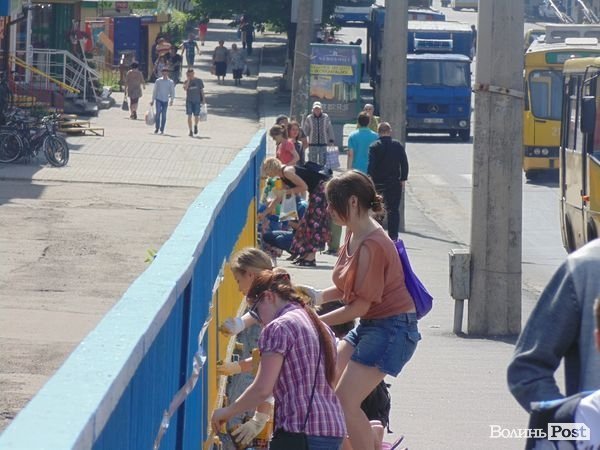 У Луцьку продовжили розфарбовувати «патріотичний» міст. ФОТО