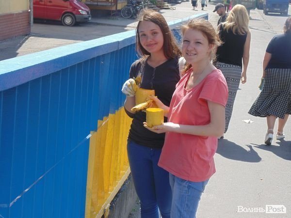 У Луцьку продовжили розфарбовувати «патріотичний» міст. ФОТО