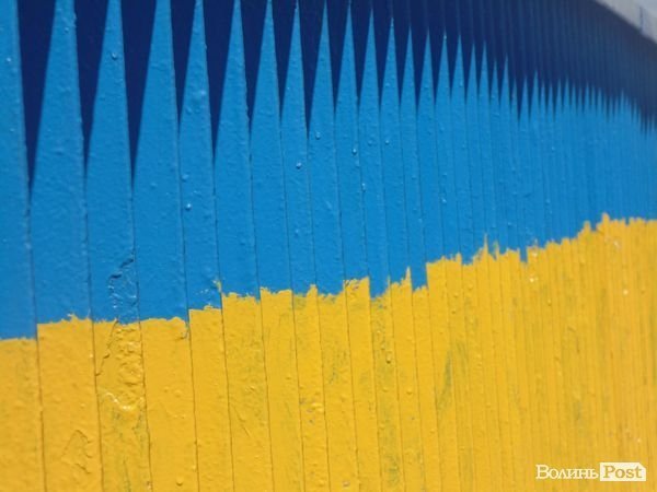 У Луцьку продовжили розфарбовувати «патріотичний» міст. ФОТО