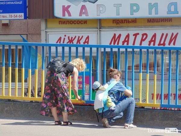 У Луцьку продовжили розфарбовувати «патріотичний» міст. ФОТО