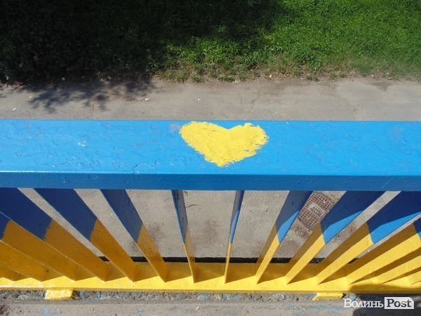 У Луцьку продовжили розфарбовувати «патріотичний» міст. ФОТО