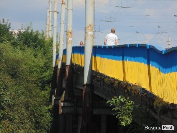 У Луцьку продовжили розфарбовувати «патріотичний» міст. ФОТО