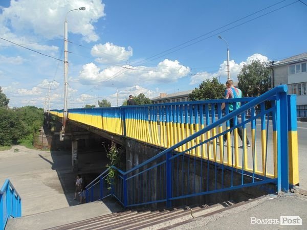 У Луцьку продовжили розфарбовувати «патріотичний» міст. ФОТО