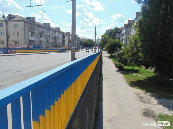 У Луцьку продовжили розфарбовувати «патріотичний» міст. ФОТО