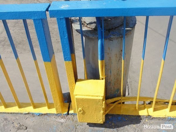 У Луцьку продовжили розфарбовувати «патріотичний» міст. ФОТО