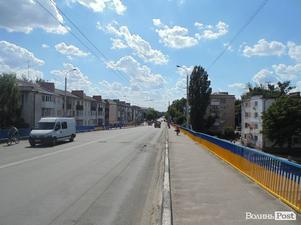У Луцьку продовжили розфарбовувати «патріотичний» міст. ФОТО