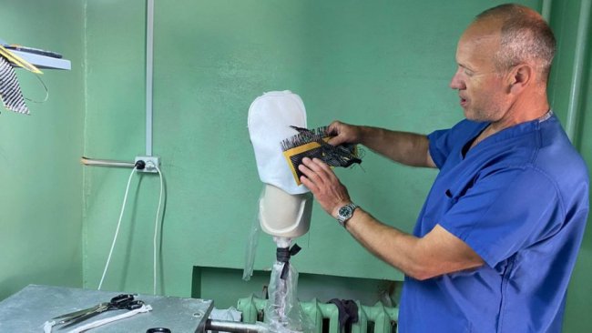 Технік-протезист Олександр Романчук.