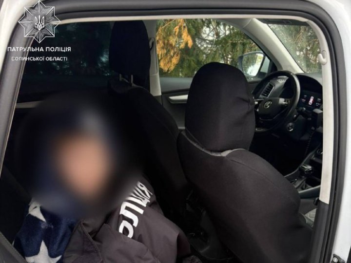 У Ковелі патрульні допомогли 12-річному хлопчику, що йшов вулицею босоніж і лише в халаті