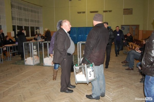 Приблизно о 20:35 у дільницю повернулися члени ДВК, які обходили виборців «на дому»