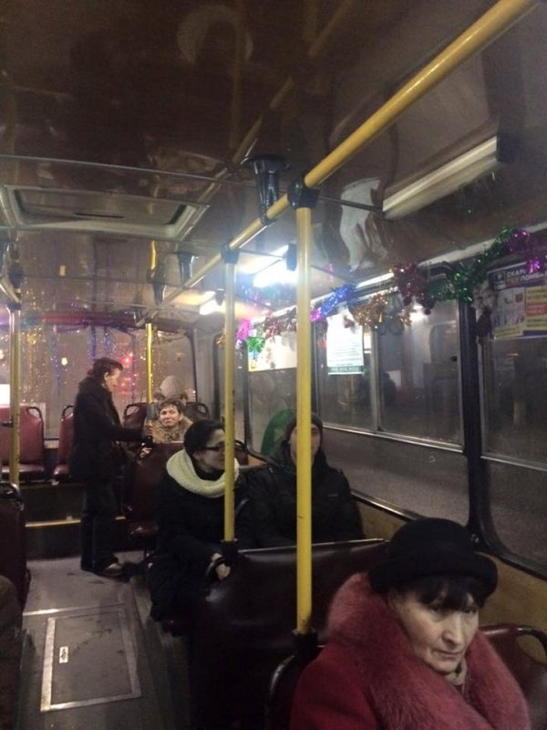 Луцьком курсує святковий тролейбус з водієм-помічником Святого Миколая. ФОТО