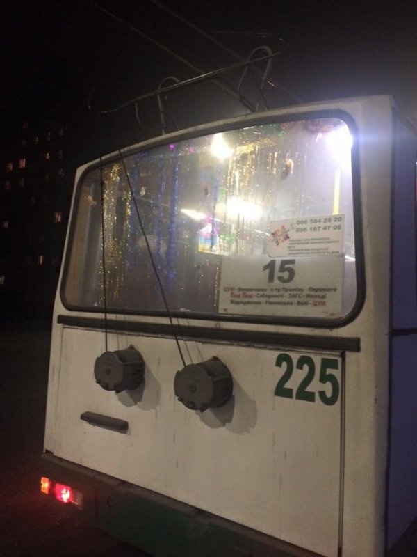 Луцьком курсує святковий тролейбус з водієм-помічником Святого Миколая. ФОТО