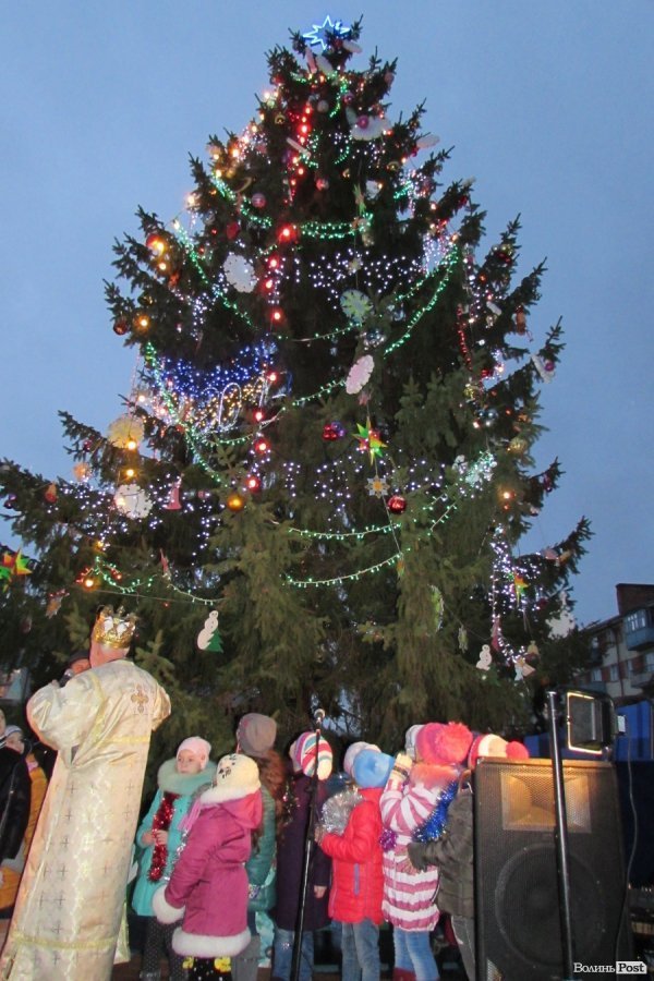 У Володимирі-Волинському відбулось відкриття новорічної ялинки. ФОТО