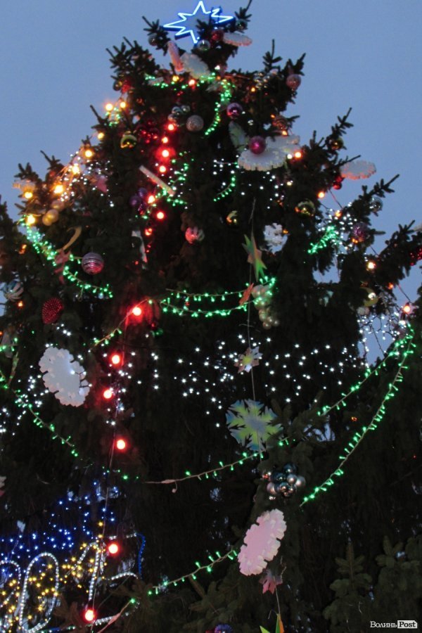 У Володимирі-Волинському відбулось відкриття новорічної ялинки. ФОТО
