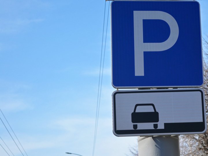 Закривають огляд для інших водіїв:  у Луцьку просять заборонити парковку для  фур вздовж міських доріг