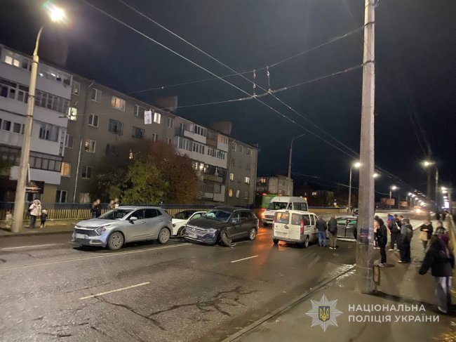 У Луцьку на Перемоги зіткнулося сім автівок. ФОТО