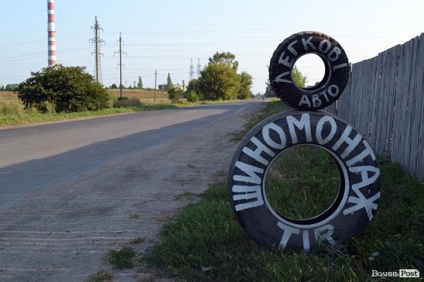 Сонна вулиця Мамсурова. Здається, вона і вдень майже безлюдна.
