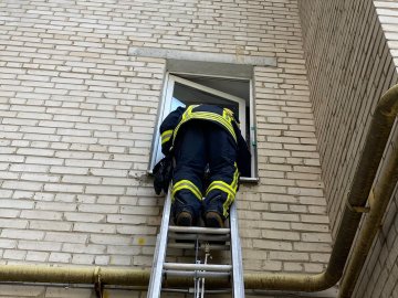 У Луцьку рятувальники через вікно потрапили в квартиру, бо господиня не брала слухавки. ФОТО