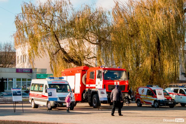 У центрі Луцька – виставка машин. ФОТО