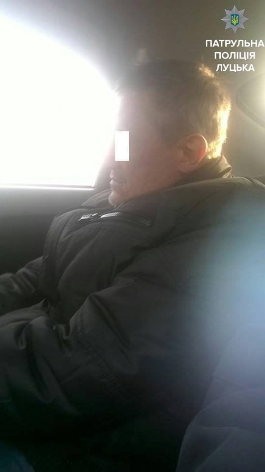 Патрульні врятували лучанку від сина з ножем