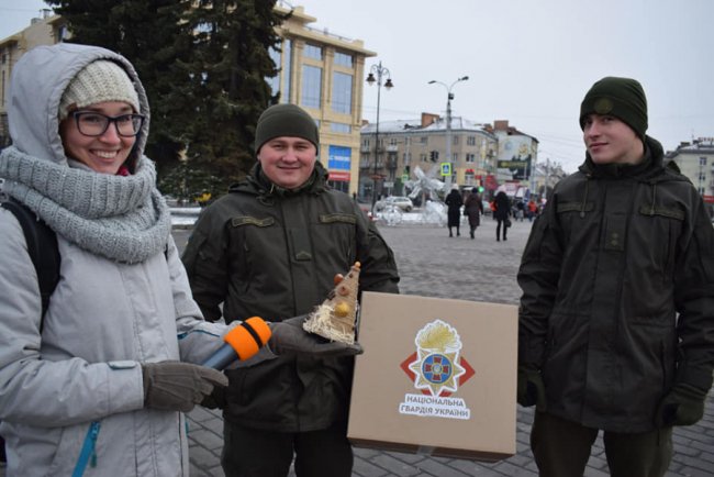 У центрі Луцька гвардійці дарували перехожим ялинки