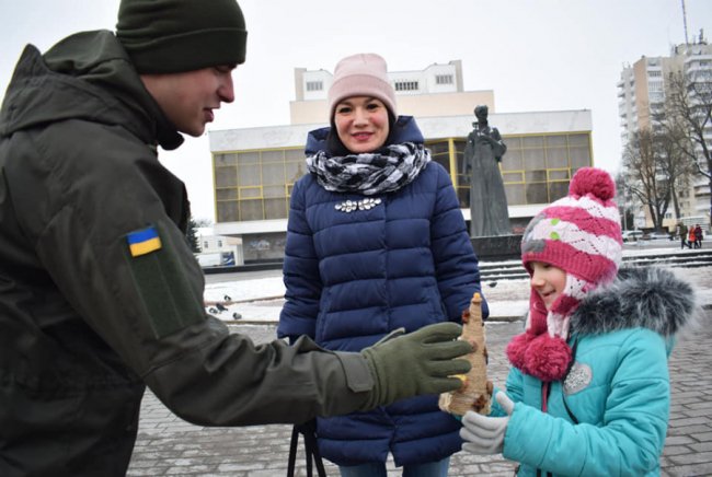 У центрі Луцька гвардійці дарували перехожим ялинки