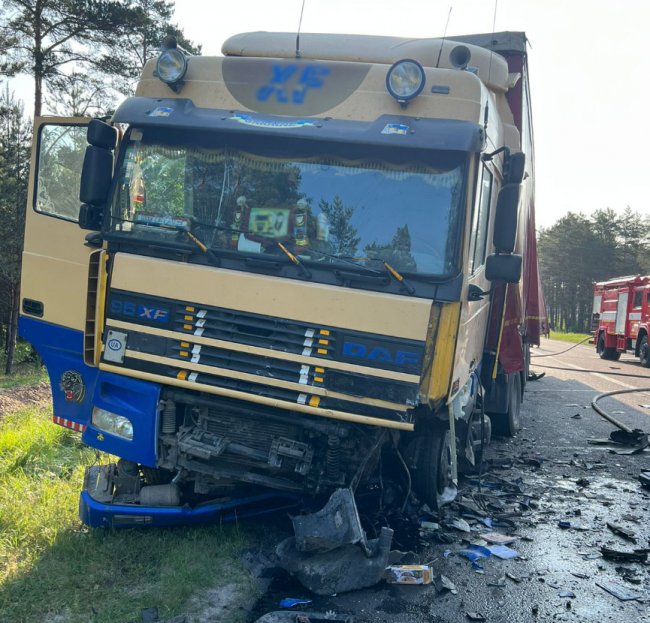 На Волині легковик зіткнувся з вантажівкою: двоє людей загинуло