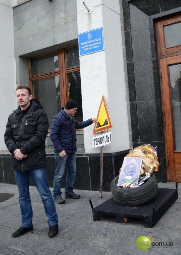 У Тернополі водії провели похорон коліс. ФОТО. ВІДЕО