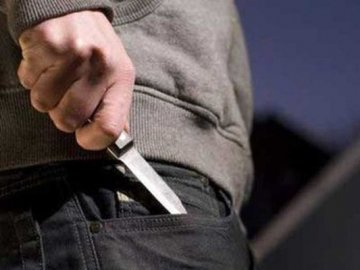 Погрожував ножем: у місті на Волині зловмисник намагався пограбувати чоловіка