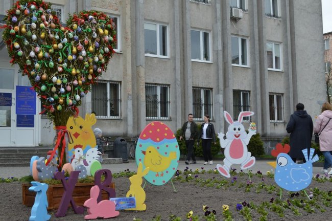 Центральну частину Ковеля прикрасили великодніми декораціями. ФОТО