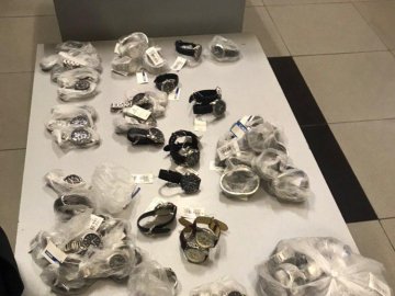 На «Ягодині» затримали волинянина, який під капотом Porsche перевозив партію дорогих годинників 