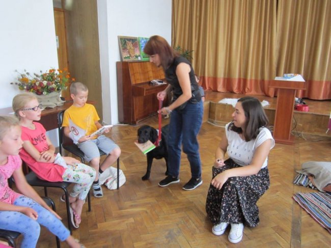 У Луцьку діти читали собакам книжки. ФОТО