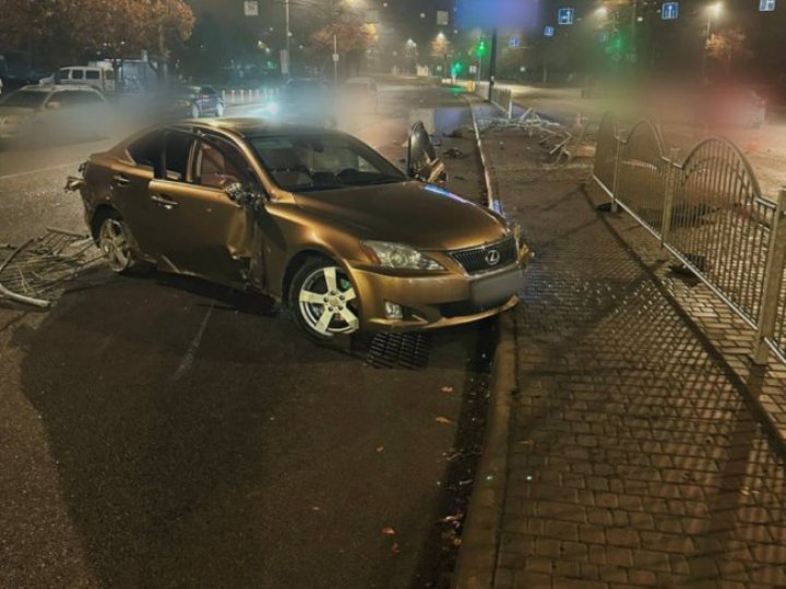 У Луцьку на великій швидкості водій зніс паркан на Соборності: опублікували відео аварії