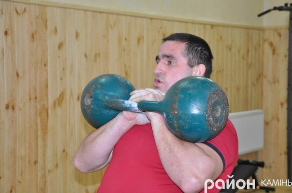 Битва богатирів: на Волині пройшли змагання з гирьового спорту